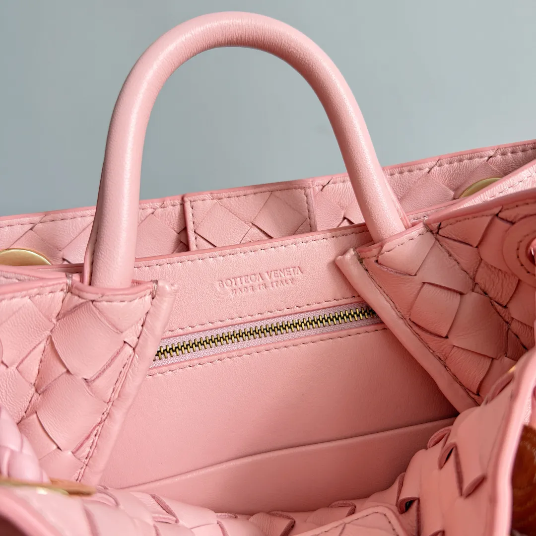 The new Andiamo batch of 3060 BV is shipped‼ ️The classic intercciato weaving process is used to create a soft bag, the metal knot is made of micro-cast aluminum using jewelry technology🪢, and the decorative beads are made of metal and hand-polished oak, allowing you to jump repeatedly between elegance and fun💃, making it unpredictable. Classic and versatile, it shows off your temperament, and the bag has a large capacity, making it very convenient for daily commuting! It has a variety of carrying methods, the shoulder straps can be adjusted by yourself, the original lambskin feels soft and delicate, and the unisex style breaks gender boundaries and brings a more practical and long-lasting use experience. The Andiamo, which has both elegant and casual styles, perfectly interprets the "fashionable old money style". Style number: 743568+wood hardware Color: rose pink Size: 25*22*10.5cm